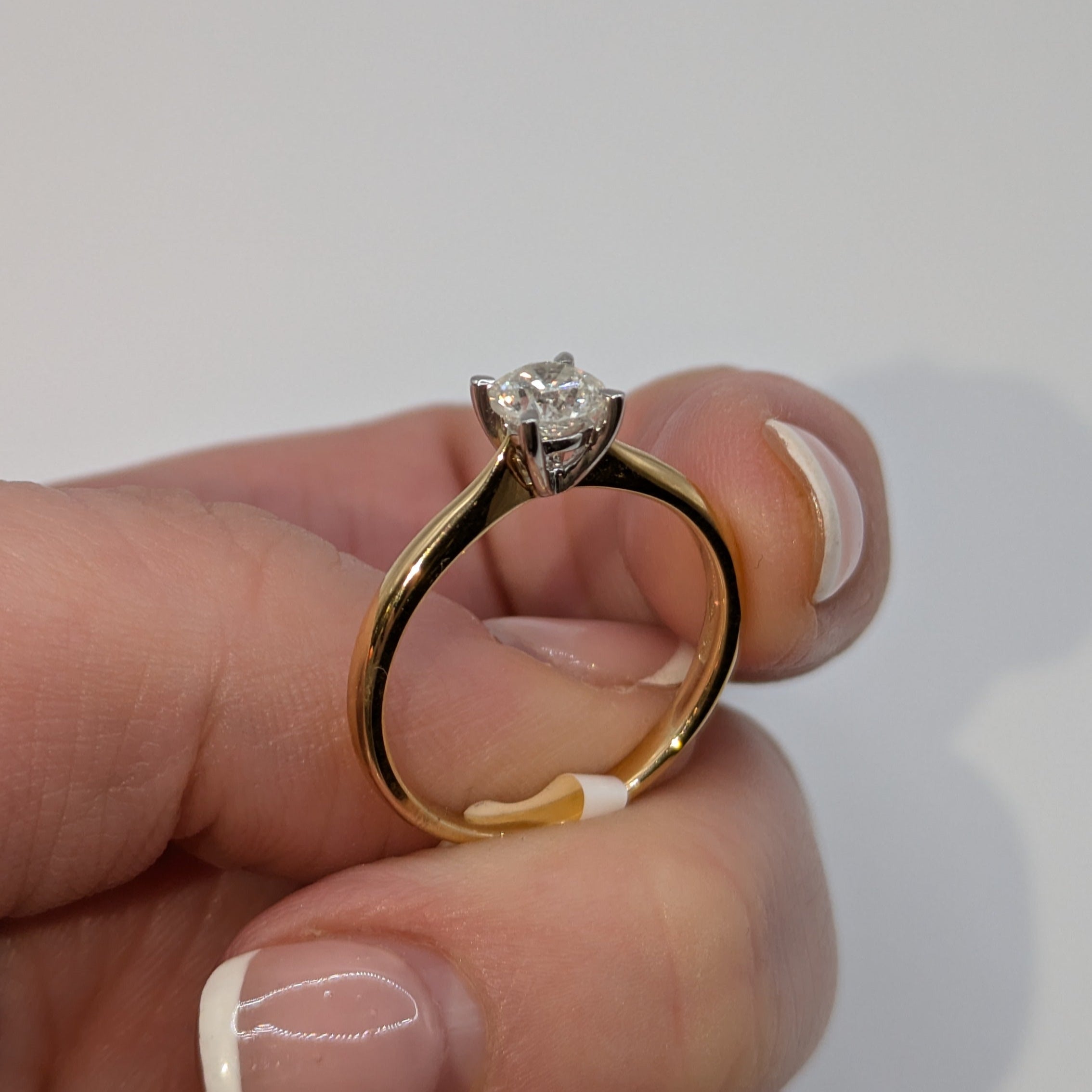 0.60ct Round solitaire on 18K yellow gold band F/VS2