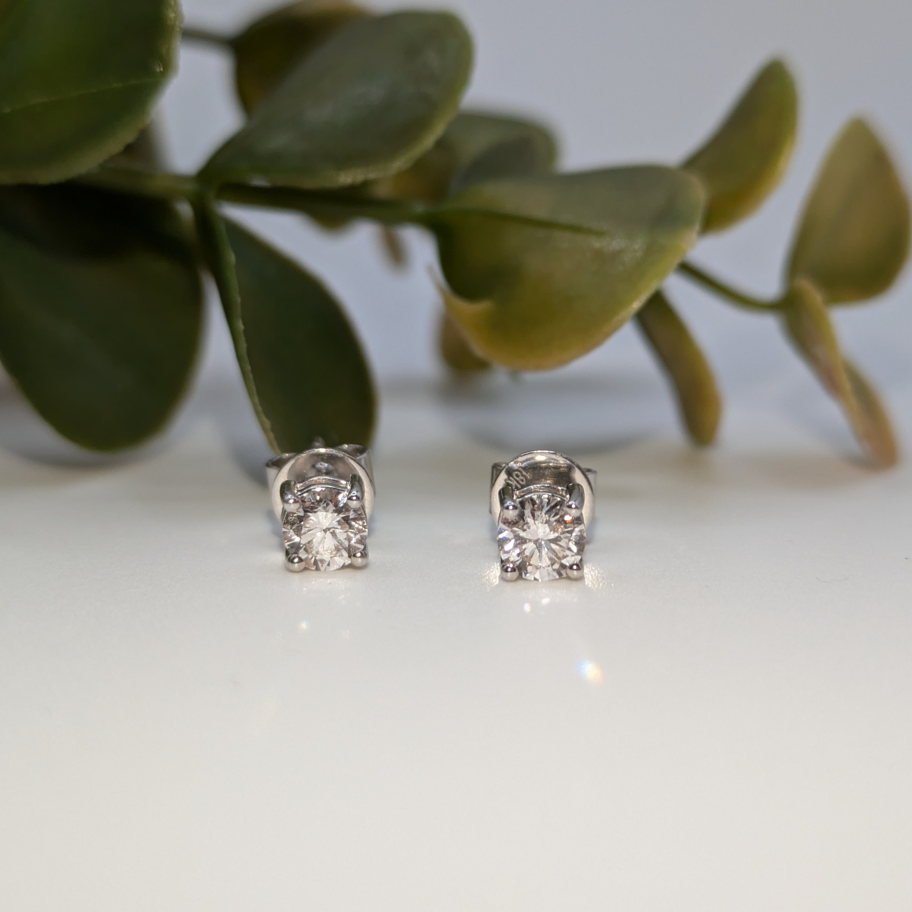 Gallery set four claw solitaire stud earrings White Gold F/VS1