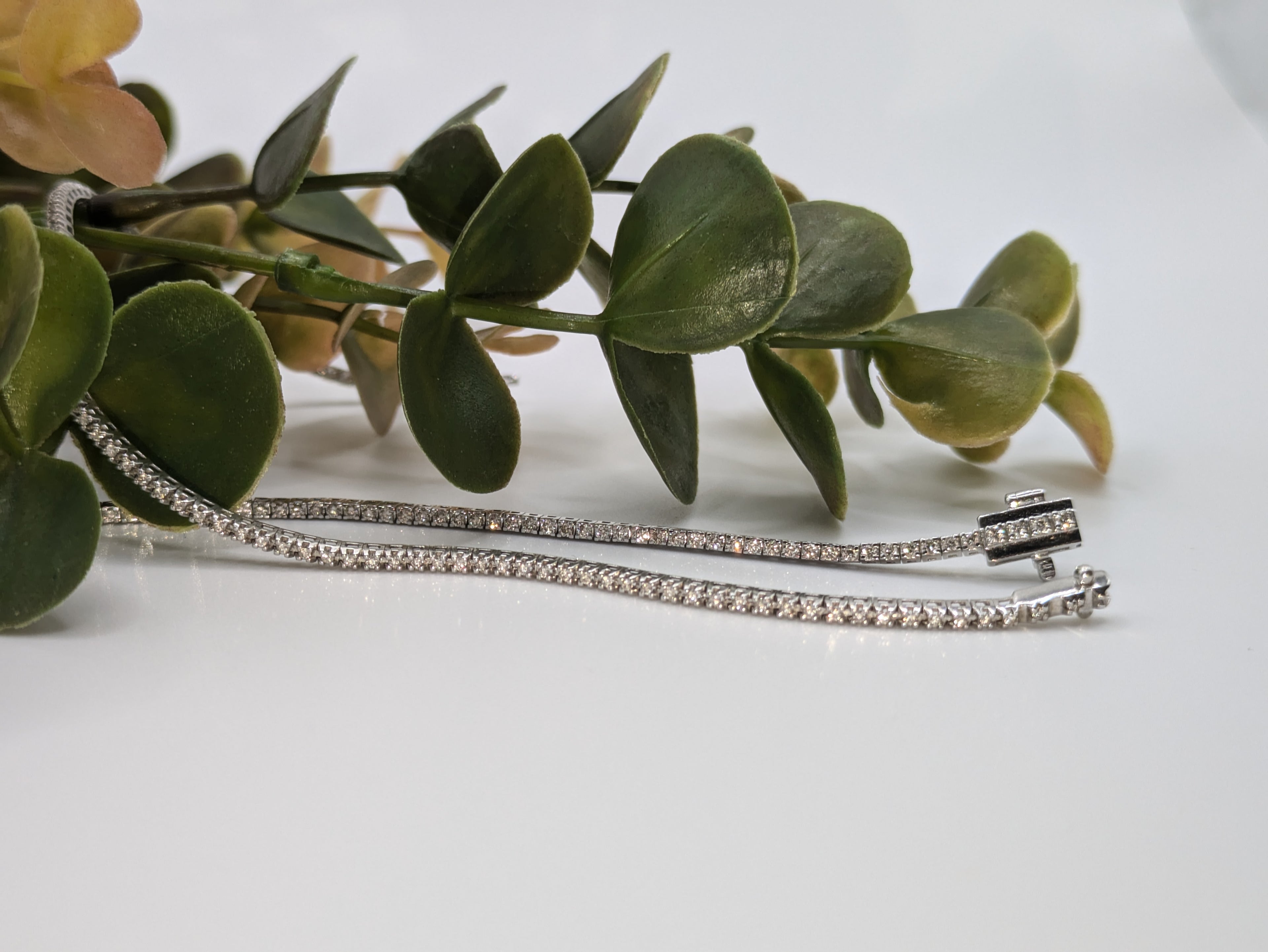 claw set tennis bracelet 18k white gold F/VS1
