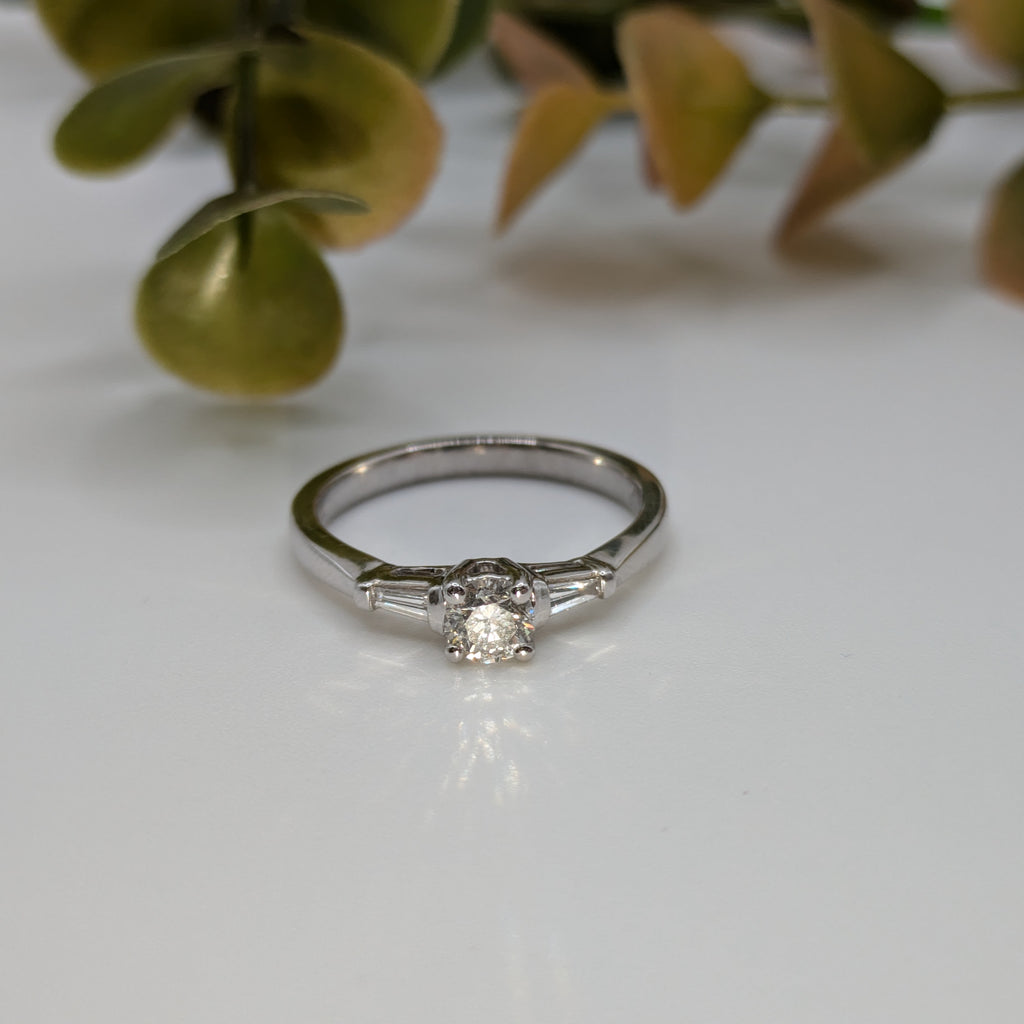 round F/VS1 ring with tapered baguettes