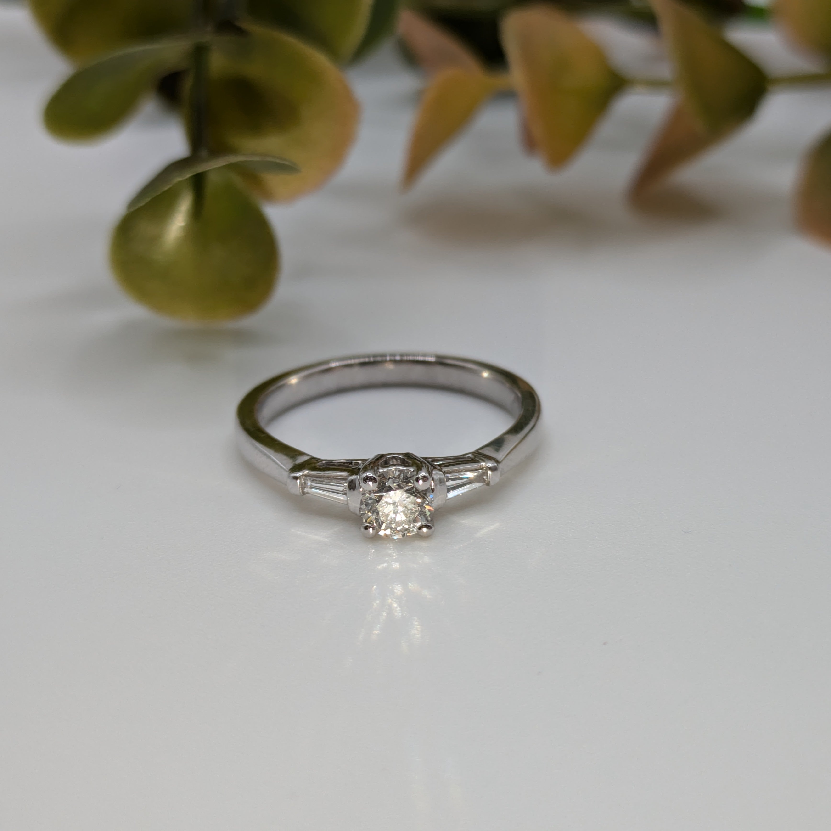 round F/VS1 ring with tapered baguettes
