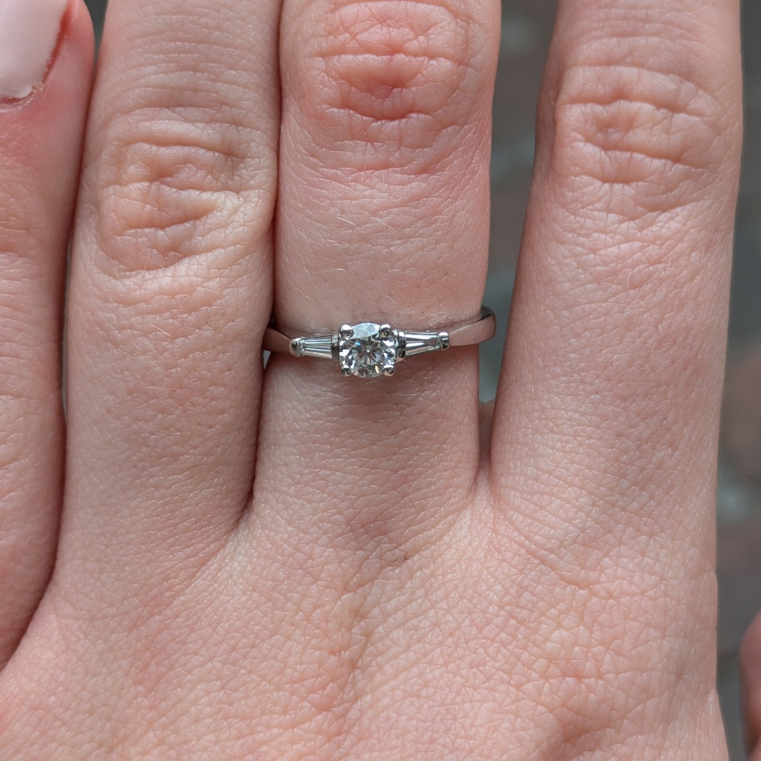 round F/VS1 ring with tapered baguettes