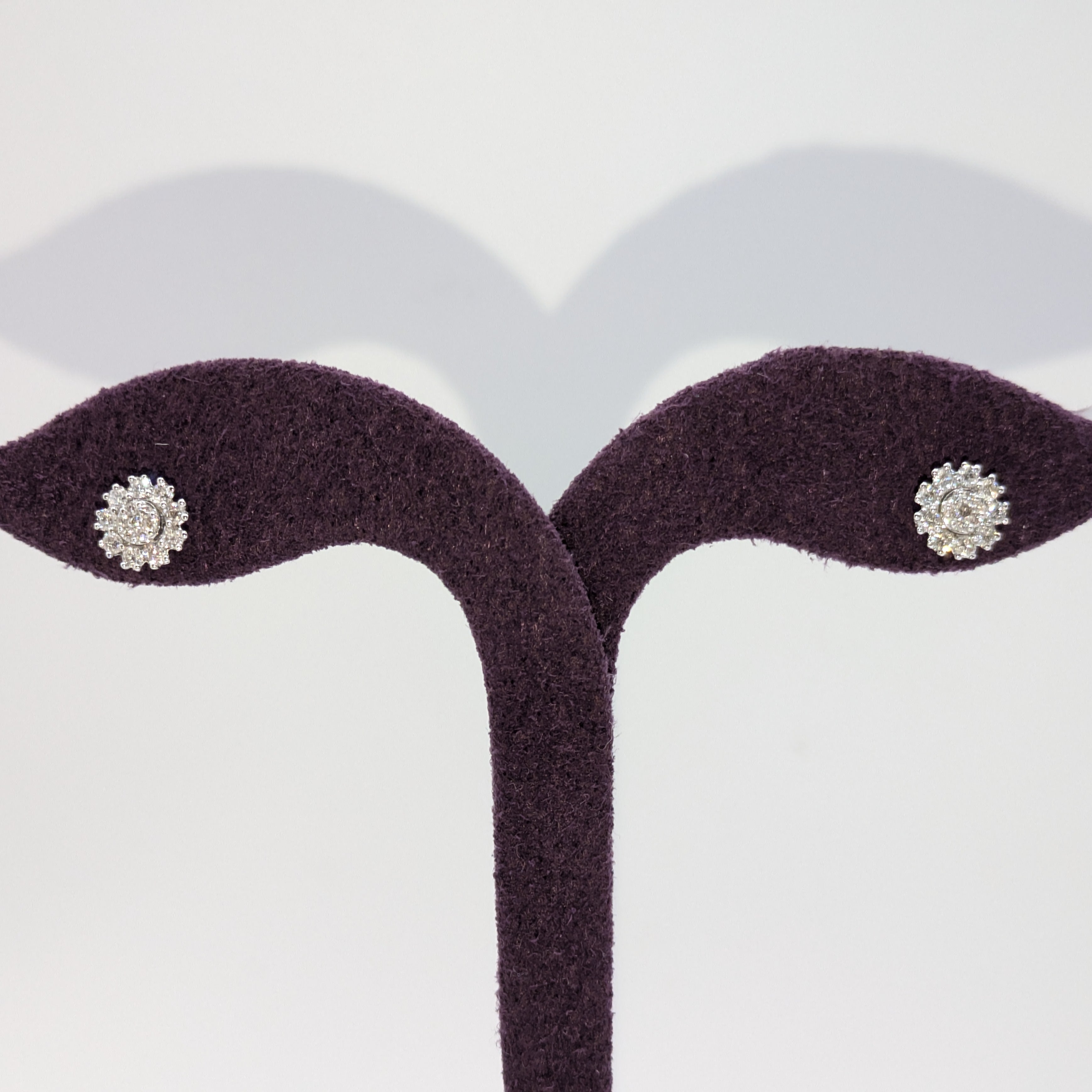 Round cluster stud with halo