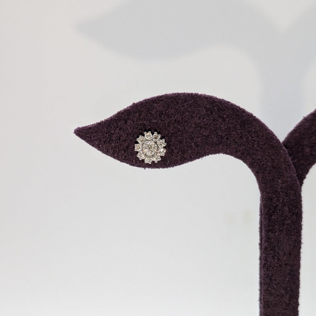 Round cluster stud with halo