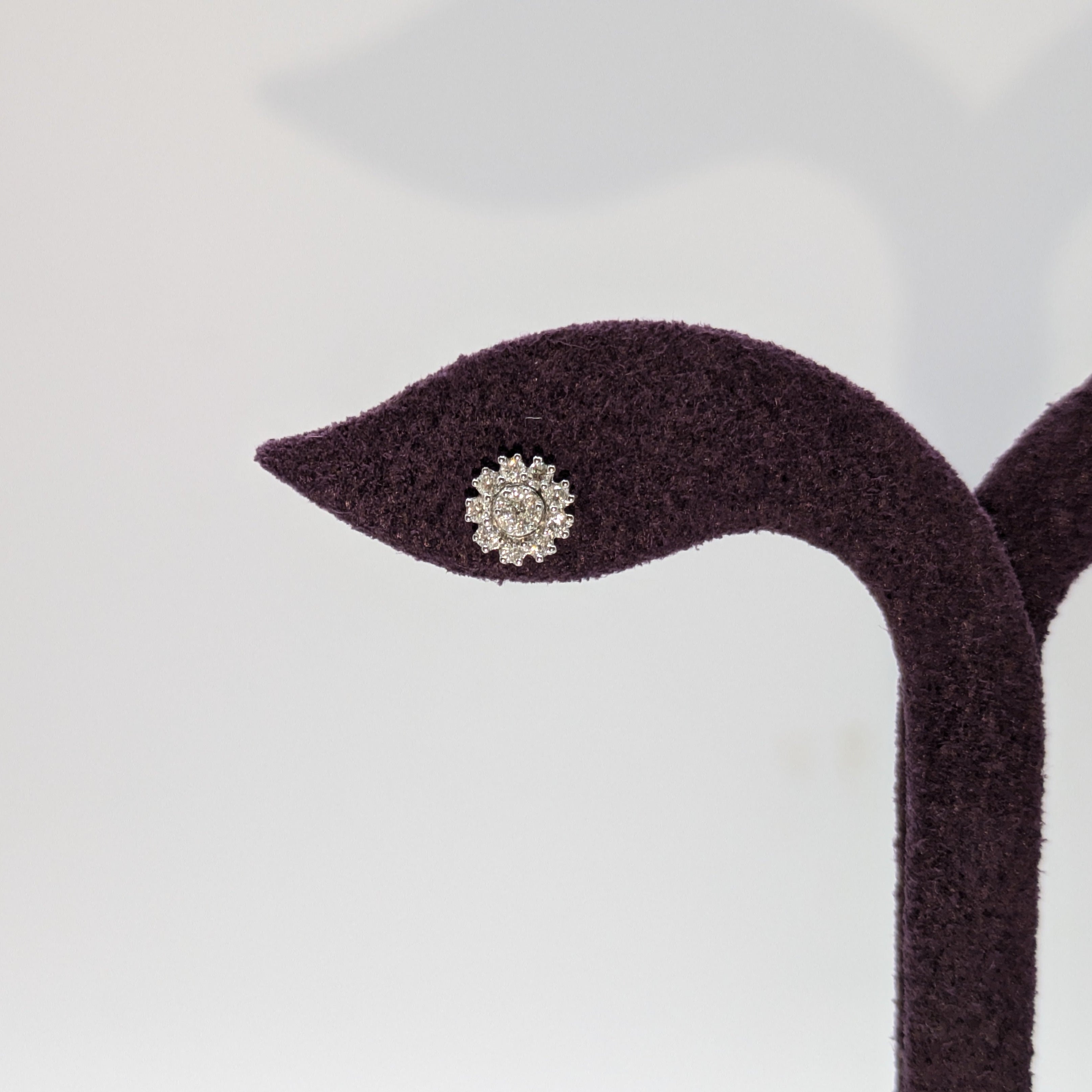 Round cluster stud with halo