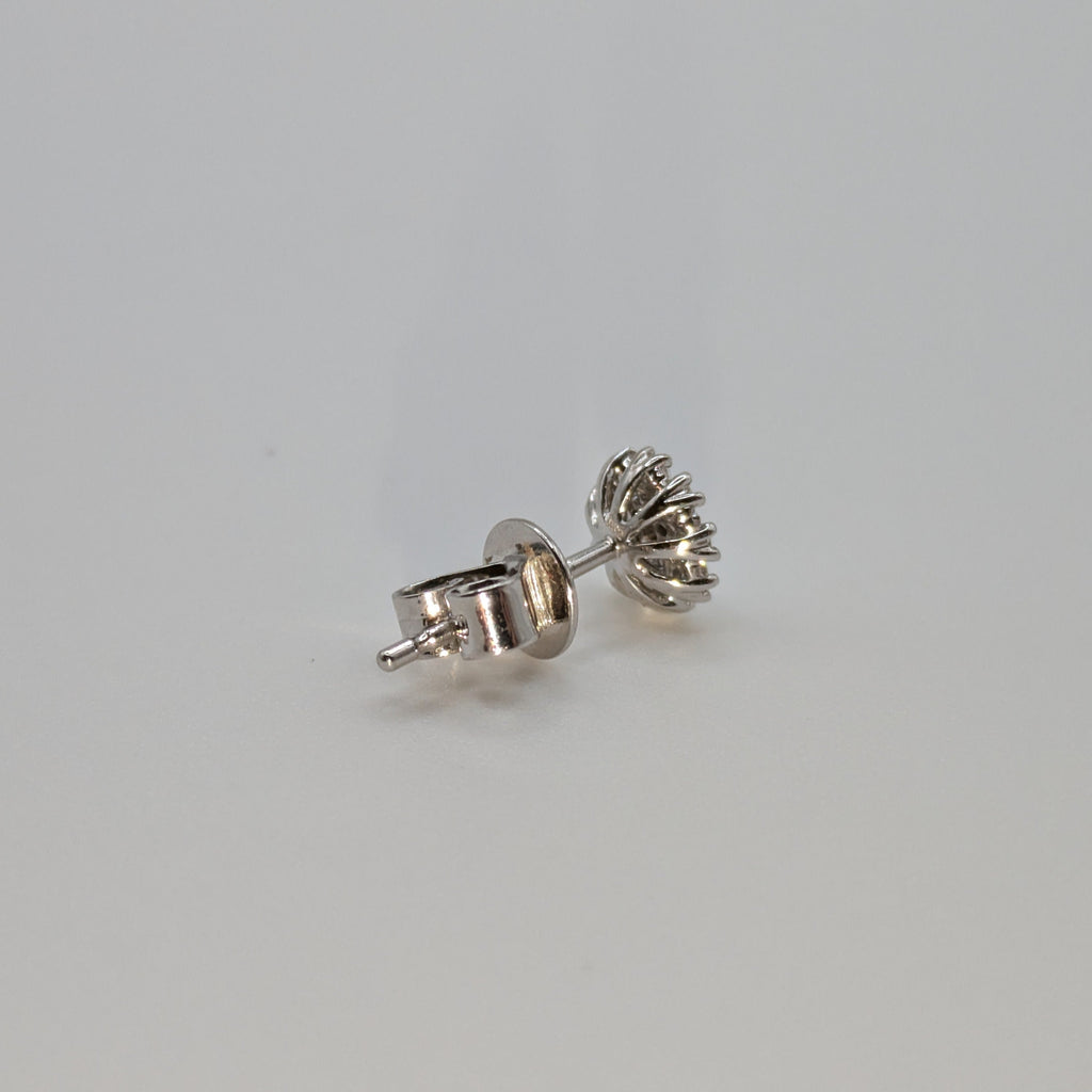 Round cluster stud with halo
