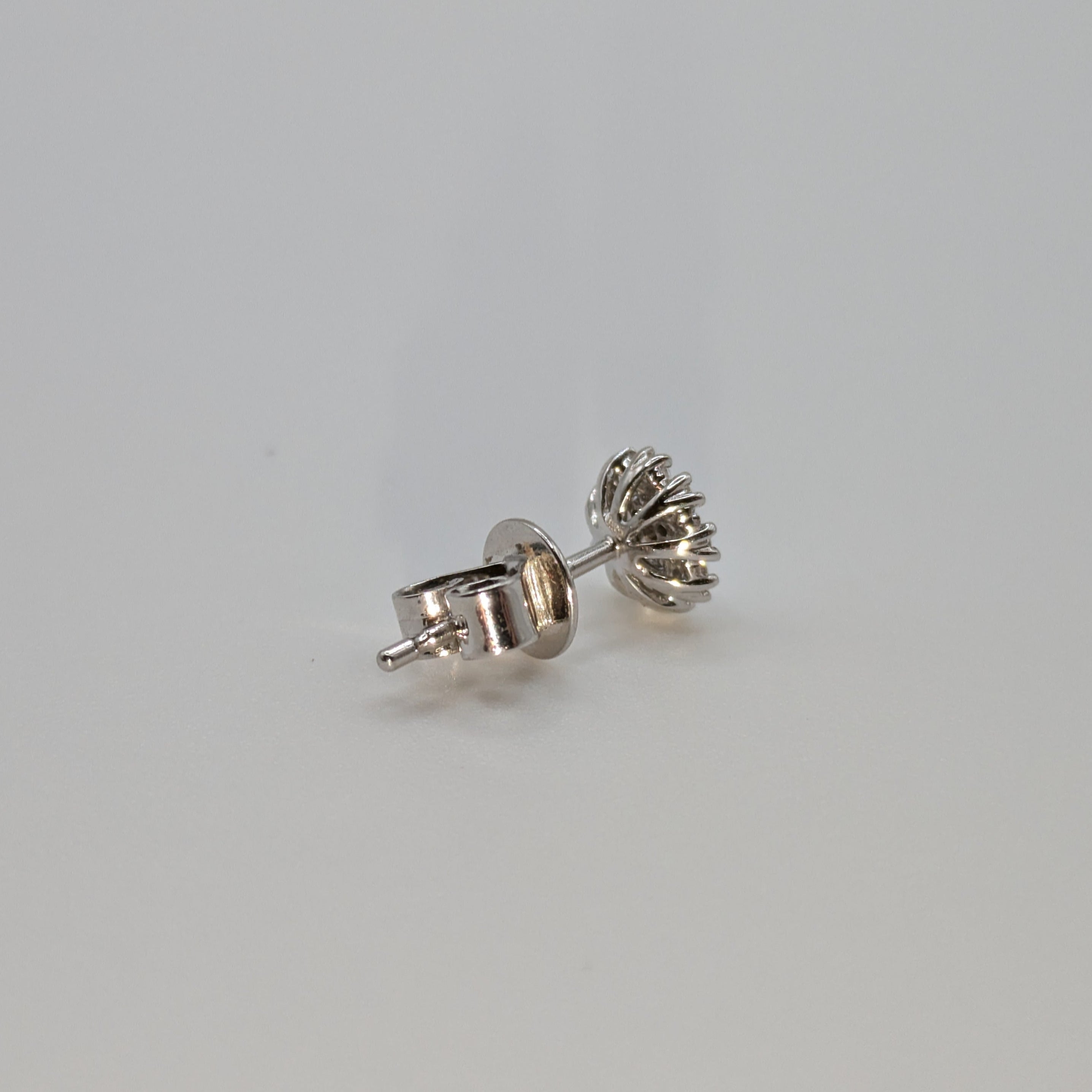 Round cluster stud with halo