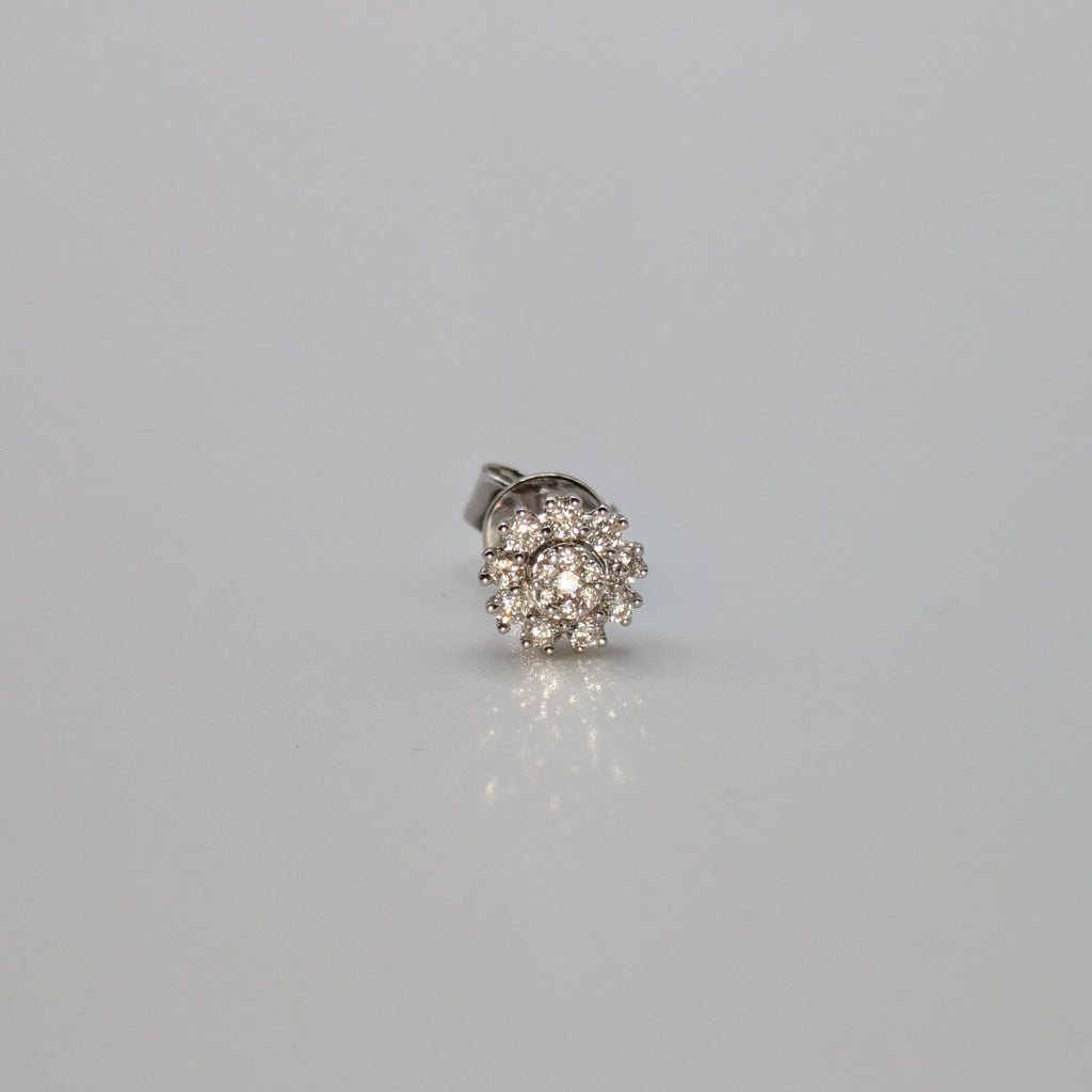 Round cluster stud with halo