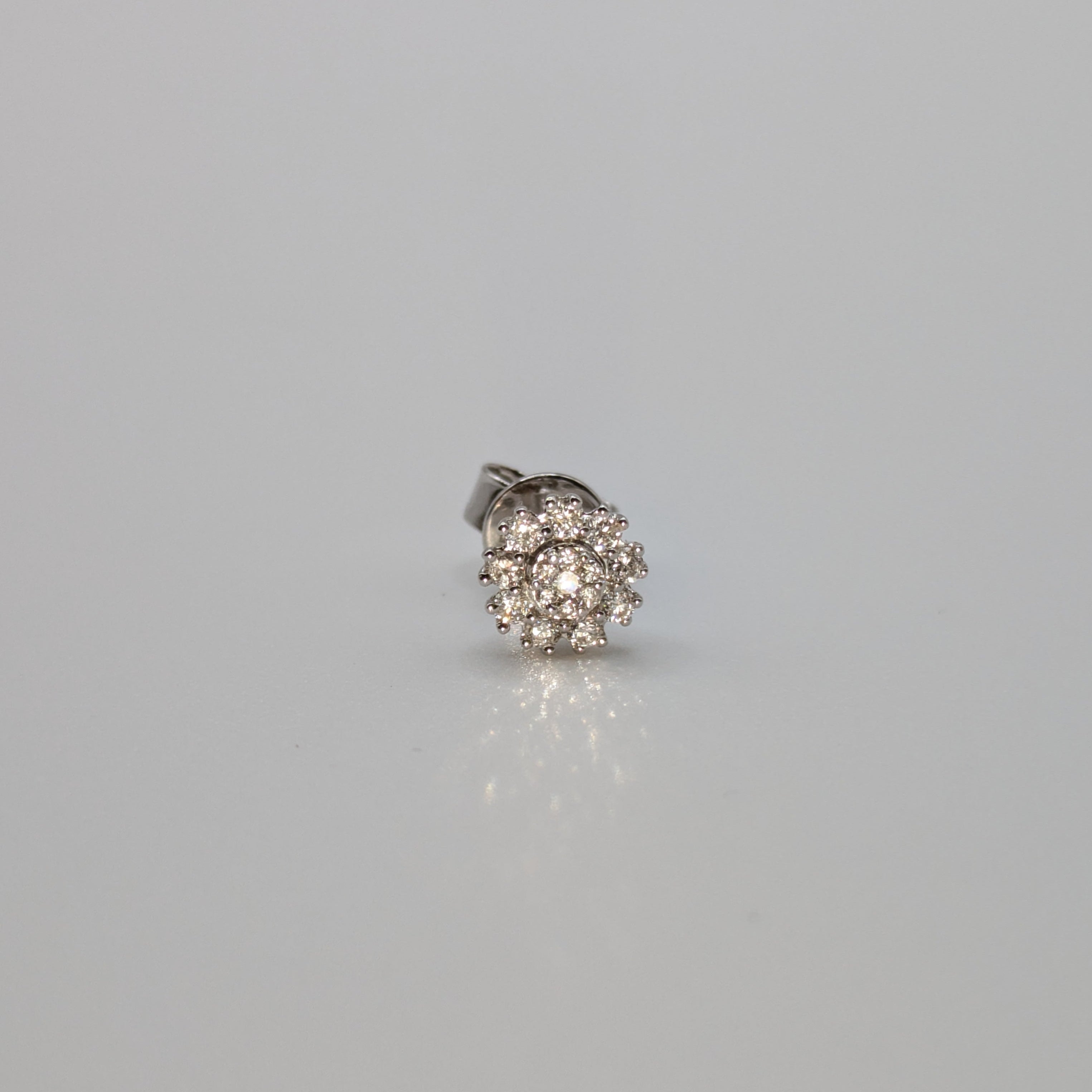 Round cluster stud with halo